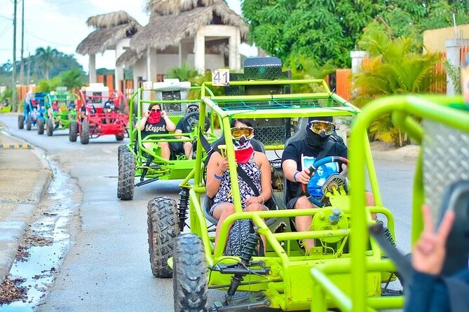 Adventure Tour con Buggies Ziplining Cenote y Taino Culture - Cooling off at Cenote Indígena Las Ondas