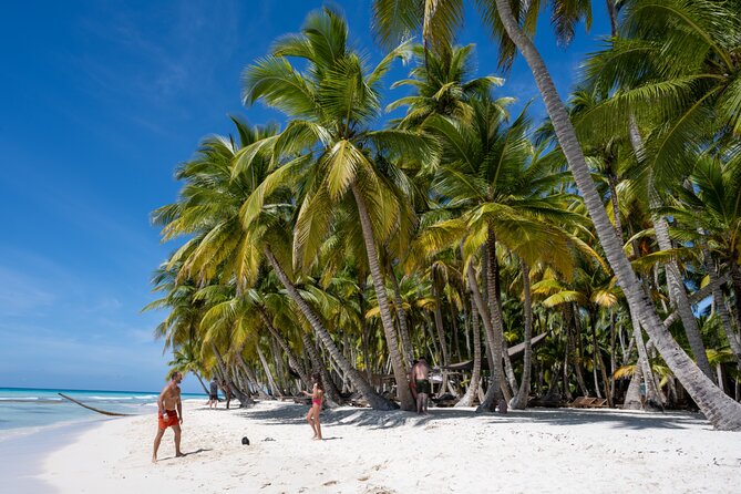 Catalina Sailing Experience in Punta Cana with Food and Drinks - What the group size means on the water
