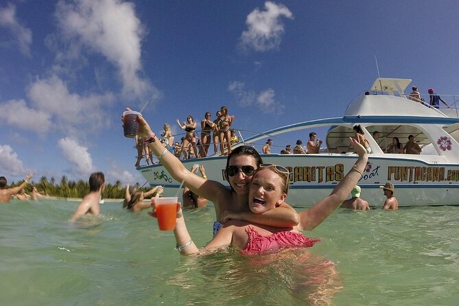 Catamaran party in Punta Cana with open bar, music and more - Two hours at the Bávaro natural pool