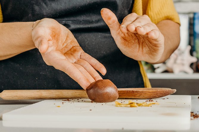 Chocolate Master Class & Taino Concept Store - Tempering chocolate and filling the molds