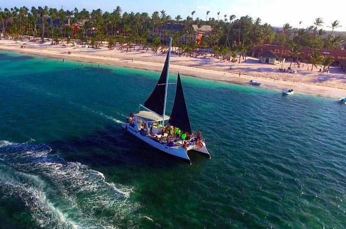 Crucero de Fiesta y Snorkel en Punta Cana - Drinks, snacks, and the party atmosphere