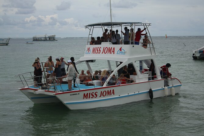 Experience for families and friends by private boat with pick-up - Bavaro Beach snorkeling, with only 10 minutes in the water