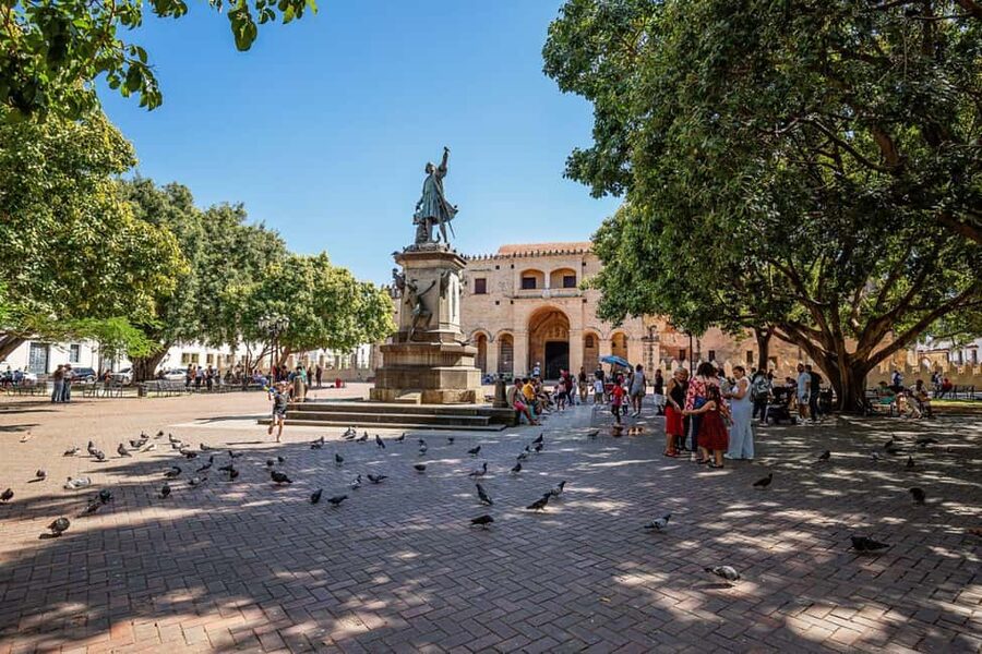 From Punta Cana: Santo Domingo Full-Day Tour with Lunch - National Pantheon, Palacio Nacional, and El Faro a Colón