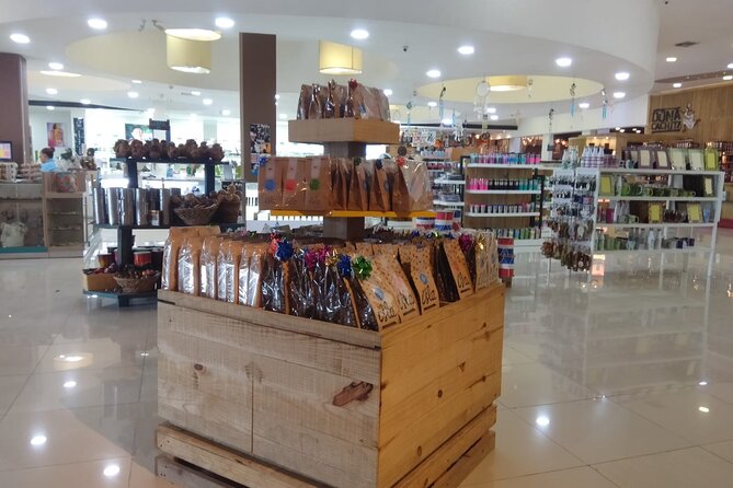 Guided Shopping Tour - Rum tasting, chocolate factory, Cigar factory - Amber and larimar jewelry