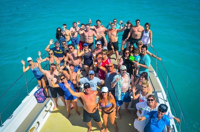 Half Day Catamaran & Snorkeling - Boat size and crowd expectations