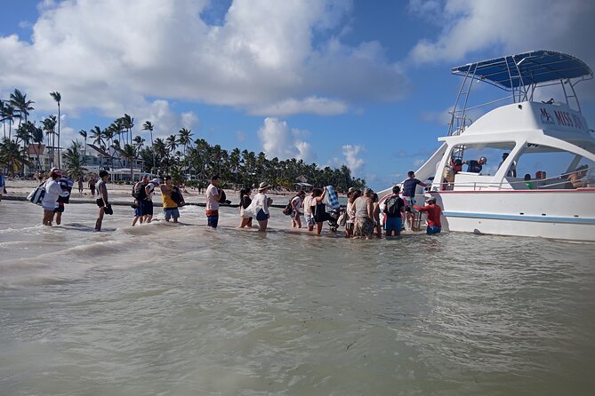 Hip hop party boat cruise & Snorkel: Wonderful time in Punta Cana - Boarding the boat and getting set up