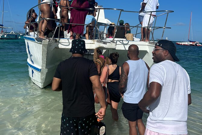 Hip-Hop Party Boat with Dj Live Adults Only and Unlimited Drinks - Music, DJ, dancing, and the social side