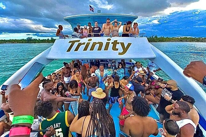 Hip Hop solo para adultos PartyBoat con Bebidas ilimitadas y Bar - Bavaro Beach and the Route Toward Open Water