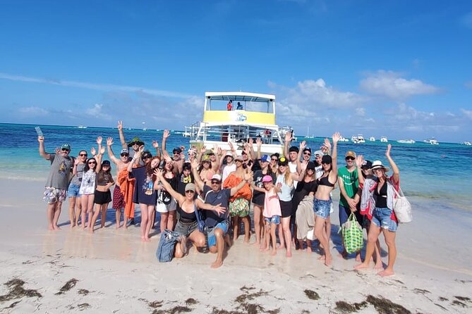 Hip Hop solo para adultos PartyBoat con Bebidas ilimitadas y Bar - The Snorkeling Stop: A Bonus, Not the Main Reason to Go