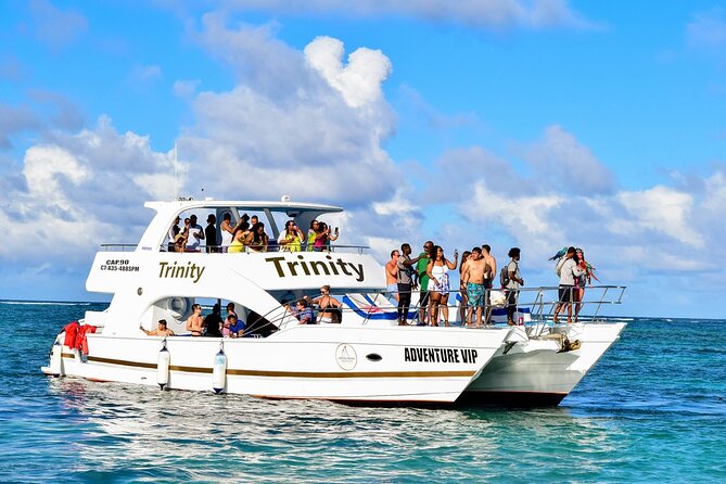 Infinity party boat in Punta Cana - Arrival, beach waiting, and boarding