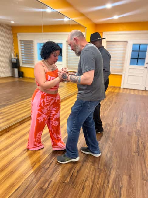 Learn to dance Bachata like a pro in Punta Cana - The first few minutes: greeting and demonstration