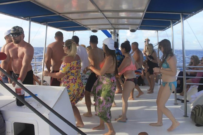 Party boat in Catamaran with Open Bar Only Adults + Snorkeling - The natural pool is the other main stop