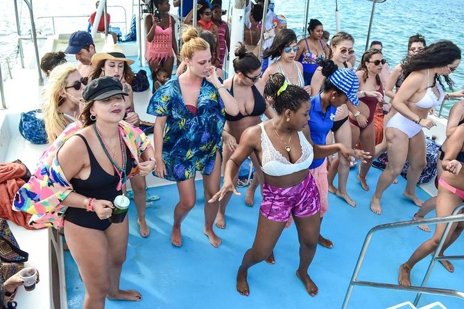 Party boat in Catamaran with Open Bar Only Adults + Snorkeling - The snorkeling stop: fun, but keep expectations modest