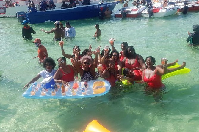 Party Boat in Punta Cana - Booze Cruse - How crowded is a boat for 120 people?