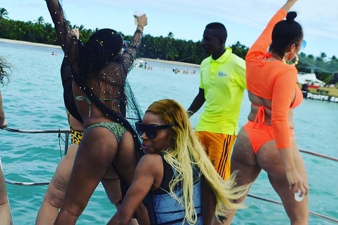 Private Adult Only Hip Hop Party Boat with Live DJ - Fried chicken, nachos, and fruit keep the afternoon going
