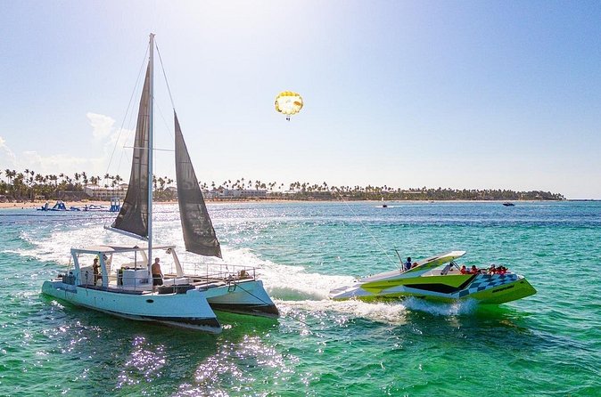 Private Catamaran + Private Parasailing - up to 20 passengers - The private format and the group-size question