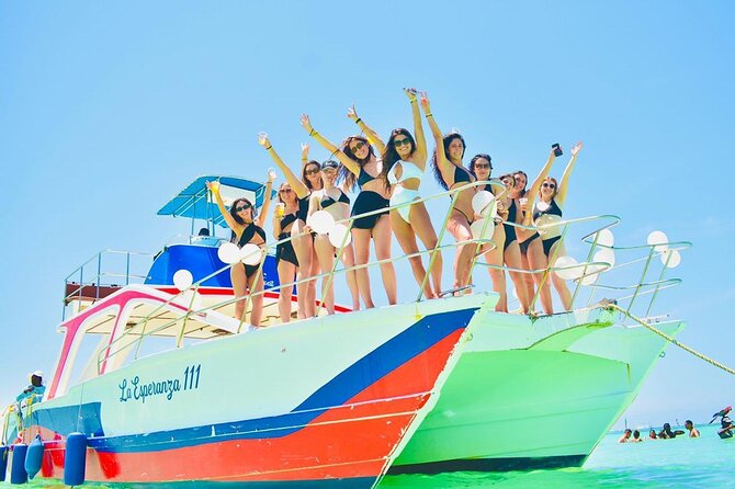 Private Catamaran wonderful Snorqueling slide & entartaiment team - How the crew shapes the experience