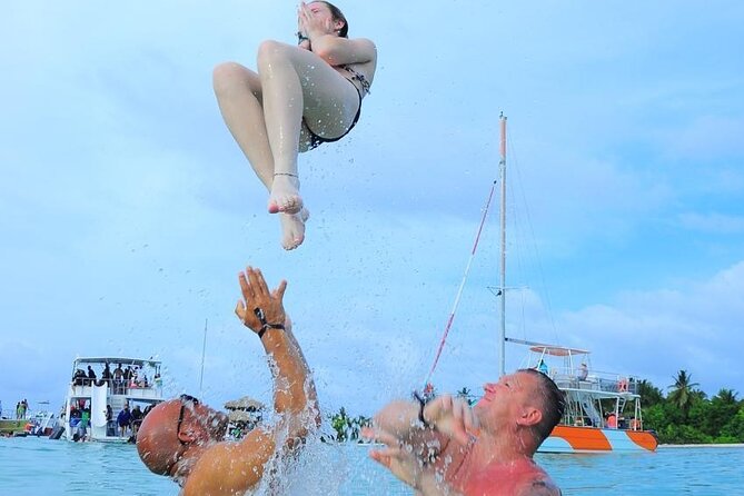 Private Cruise with BBQ - Slide And Open Bar - Lunch, snacks, and the return ride