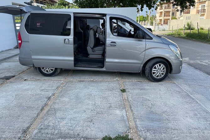 Punta Cana Airport Shuttle to Bávaro and Punta Cana Hotels - A Calm Start Outside Punta Cana Arrivals