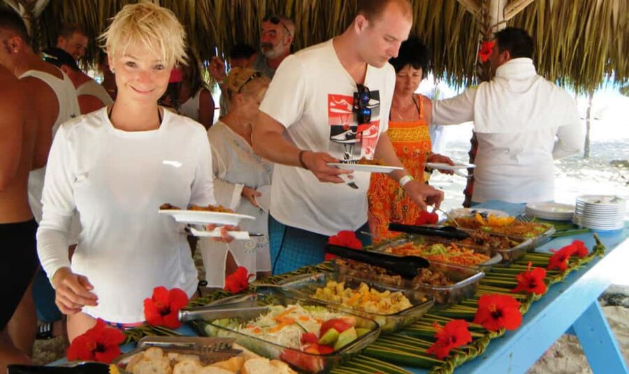 Punta Cana: Saona Island Tour with Lunch and Drinks - Buffet lunch at Palmera Turística beach