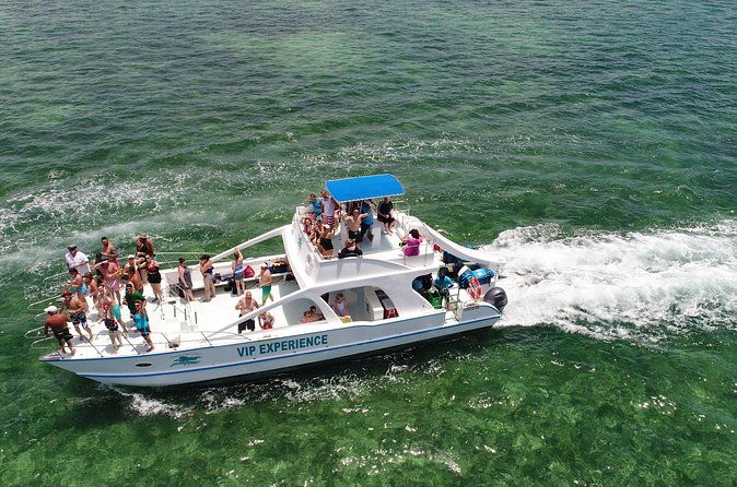Sabina del Mar Party Boat VIP - Music, dancing, and the crew