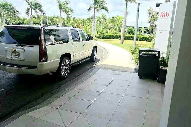 Transfers From Punta Cana Airport (PUJ) <=> To All place at Cap Cana - Inside the vehicle: comfort, drinks, and WiFi